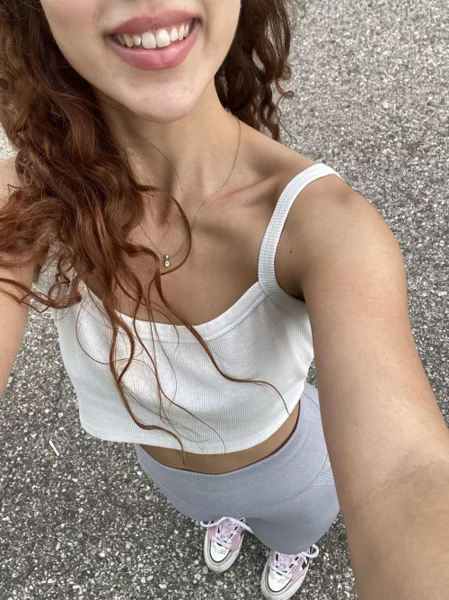 White croptop are the best, do you agree?😏