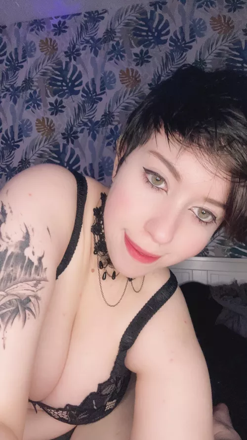 Anyone here who prefers edgy goth girls?