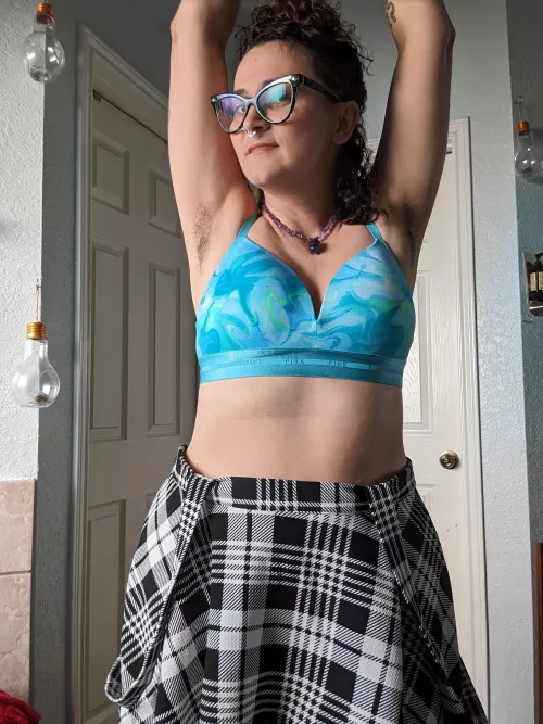 Blue bra and sweaty pits (38)