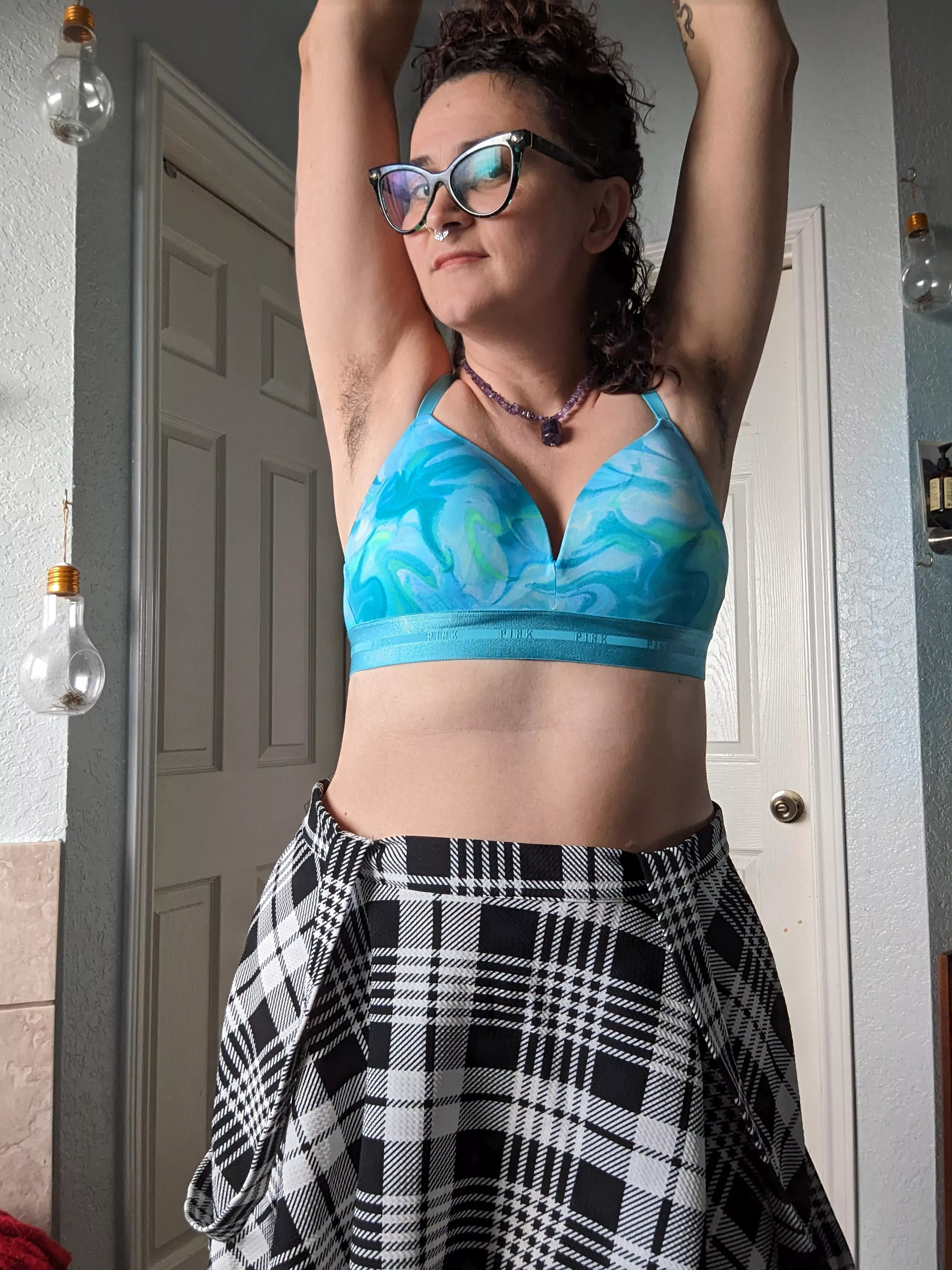 Blue bra and sweaty pits (38)