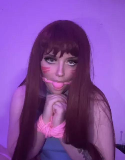 DVA looks way better with a gag in her mouth