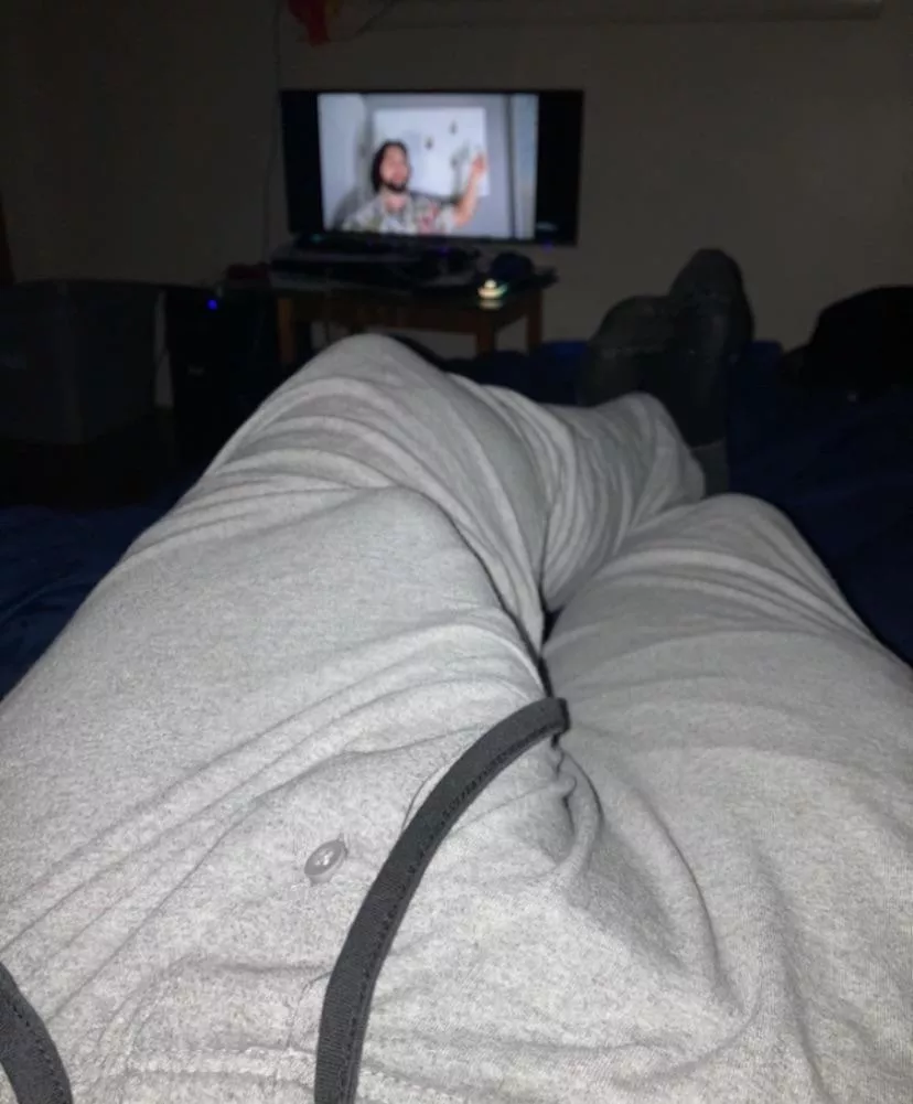Gray sweatpants = big comfy