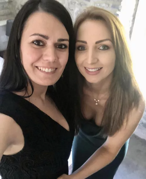 Jess 🖤 or Lisa 💚