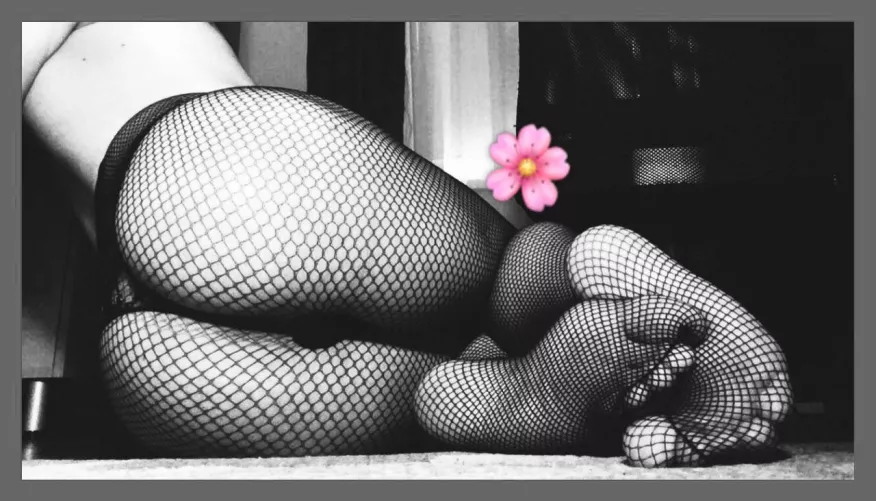 Just me and my cute feet , having fun being myself 💓