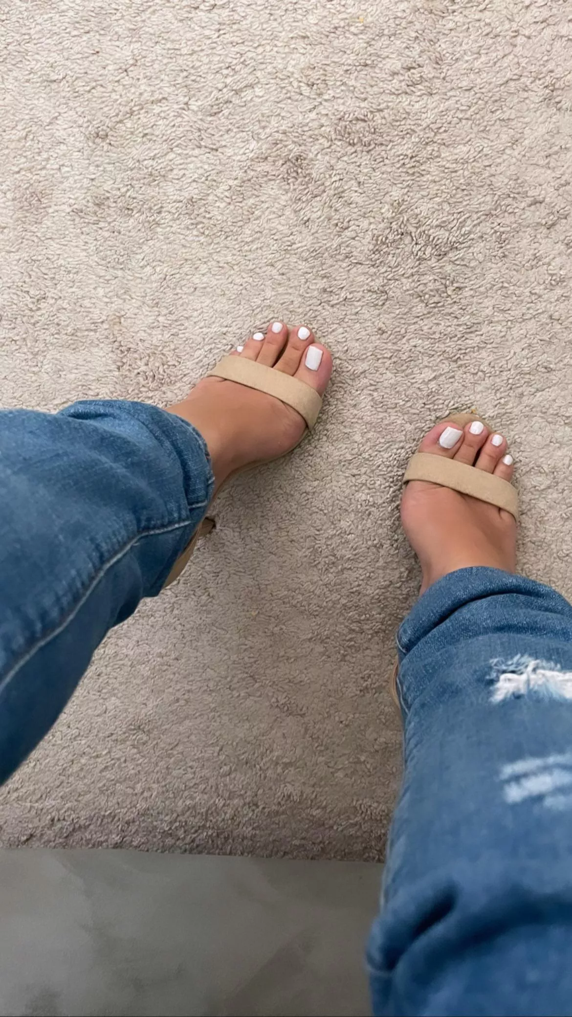 White toes are a must🤍