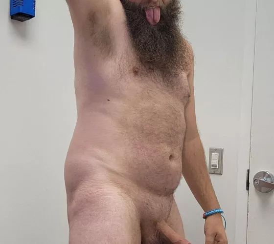 A cub striking a pose. 🤭🤭