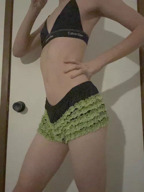 Didn’t think the outfit matches but I thought the picture was cute, do you think I look cute :3