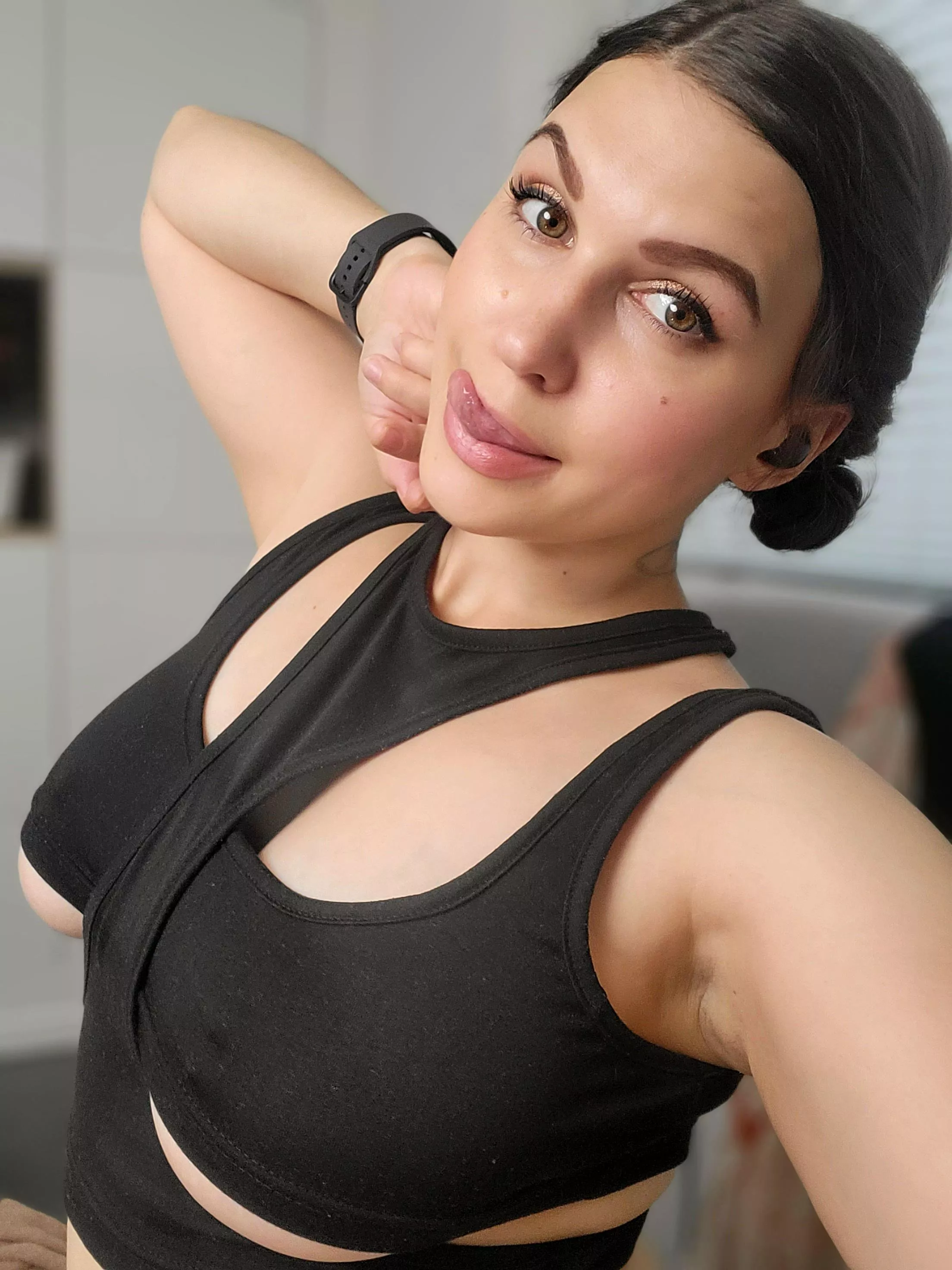 Hey feeling especially frisky today 🤤 coming for fun? 😙 At @chaturbate [Tiny_hat]