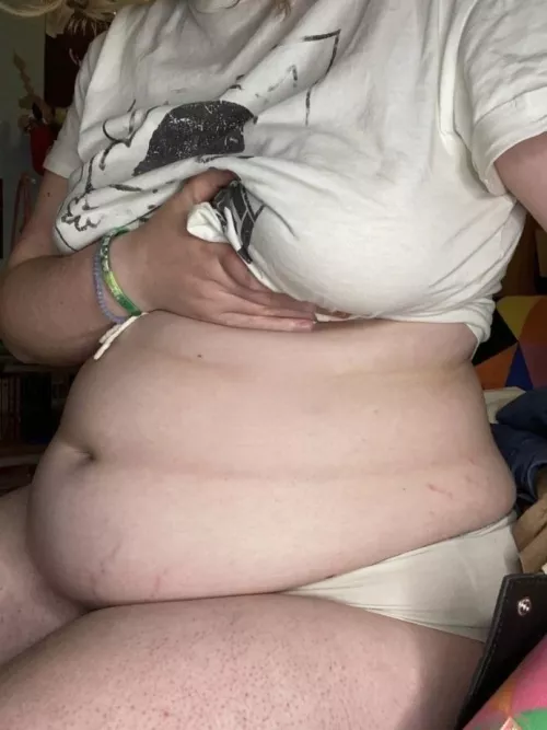 i feel like a hog..i love how my belly spills into my lap