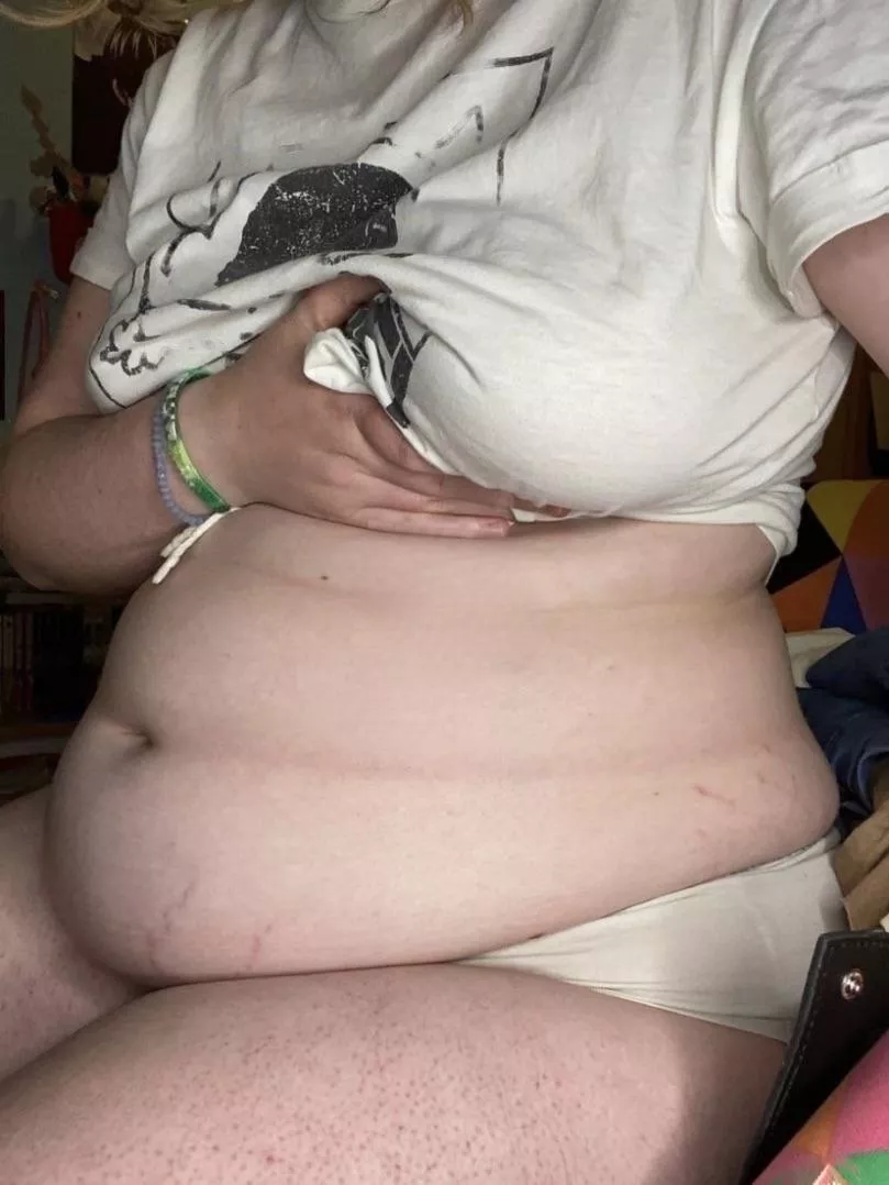 i feel like a hog..i love how my belly spills into my lap