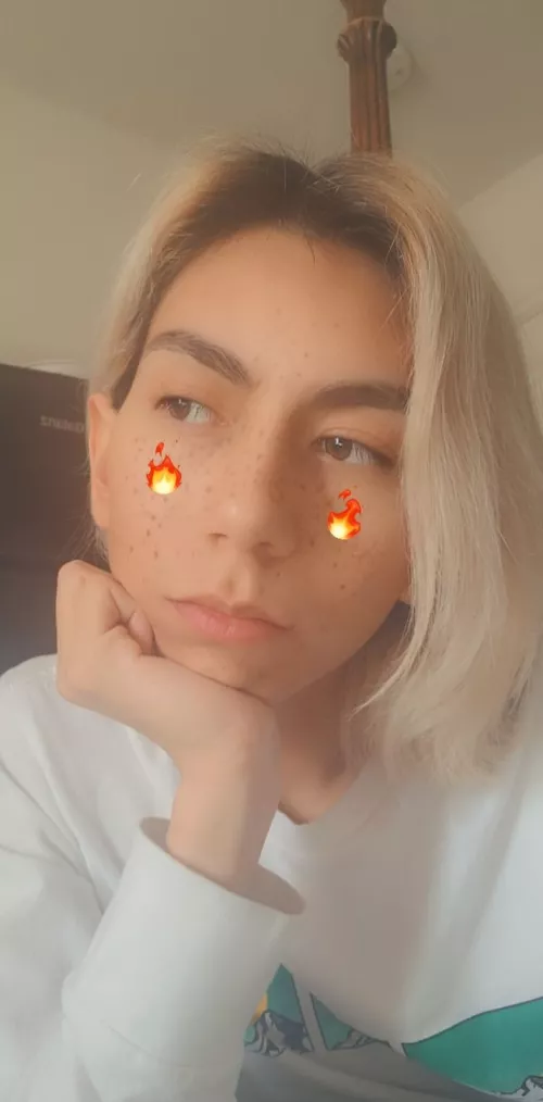 Leave a comment if im attractive 🥺