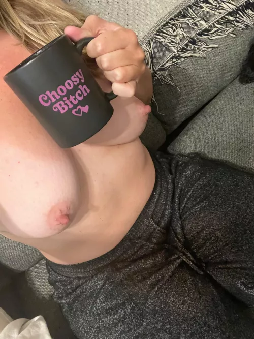 Maaaaybe I’ll chose what to wear after my coffee is done… or maybe I’ll chose to stay topless today 🤷🏼‍♀️