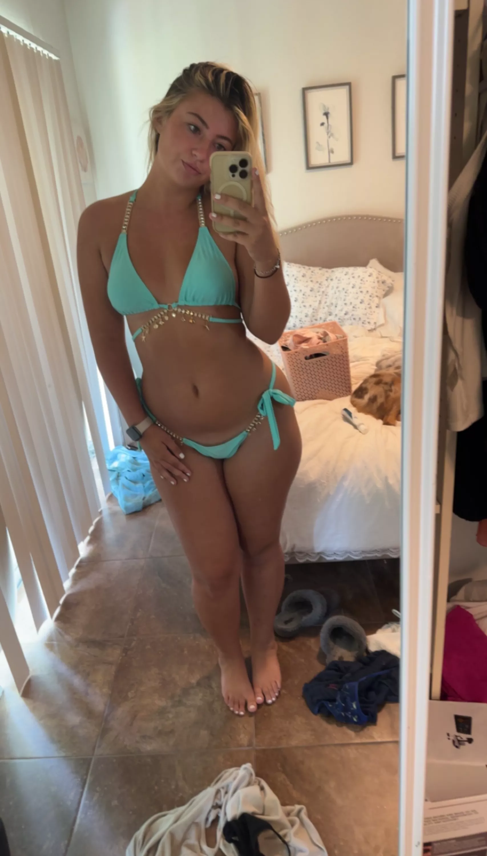 Need to clean my room but kinda wanna do something else :)