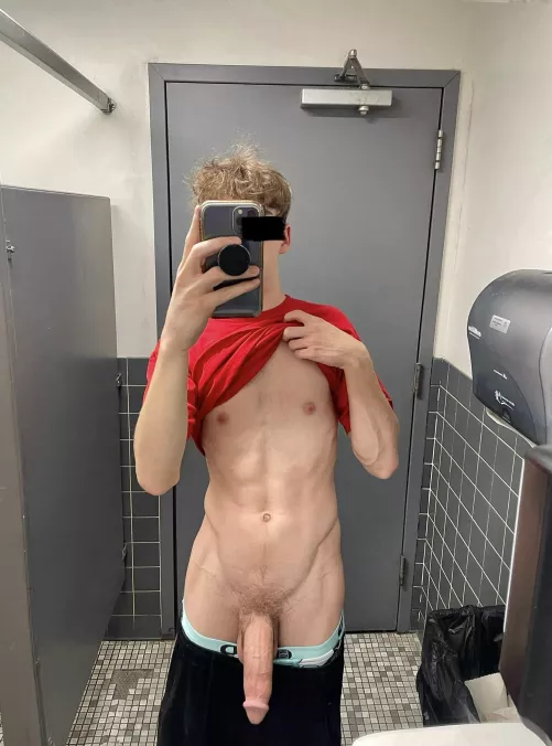 who wants to meet me in the stall? 🤫