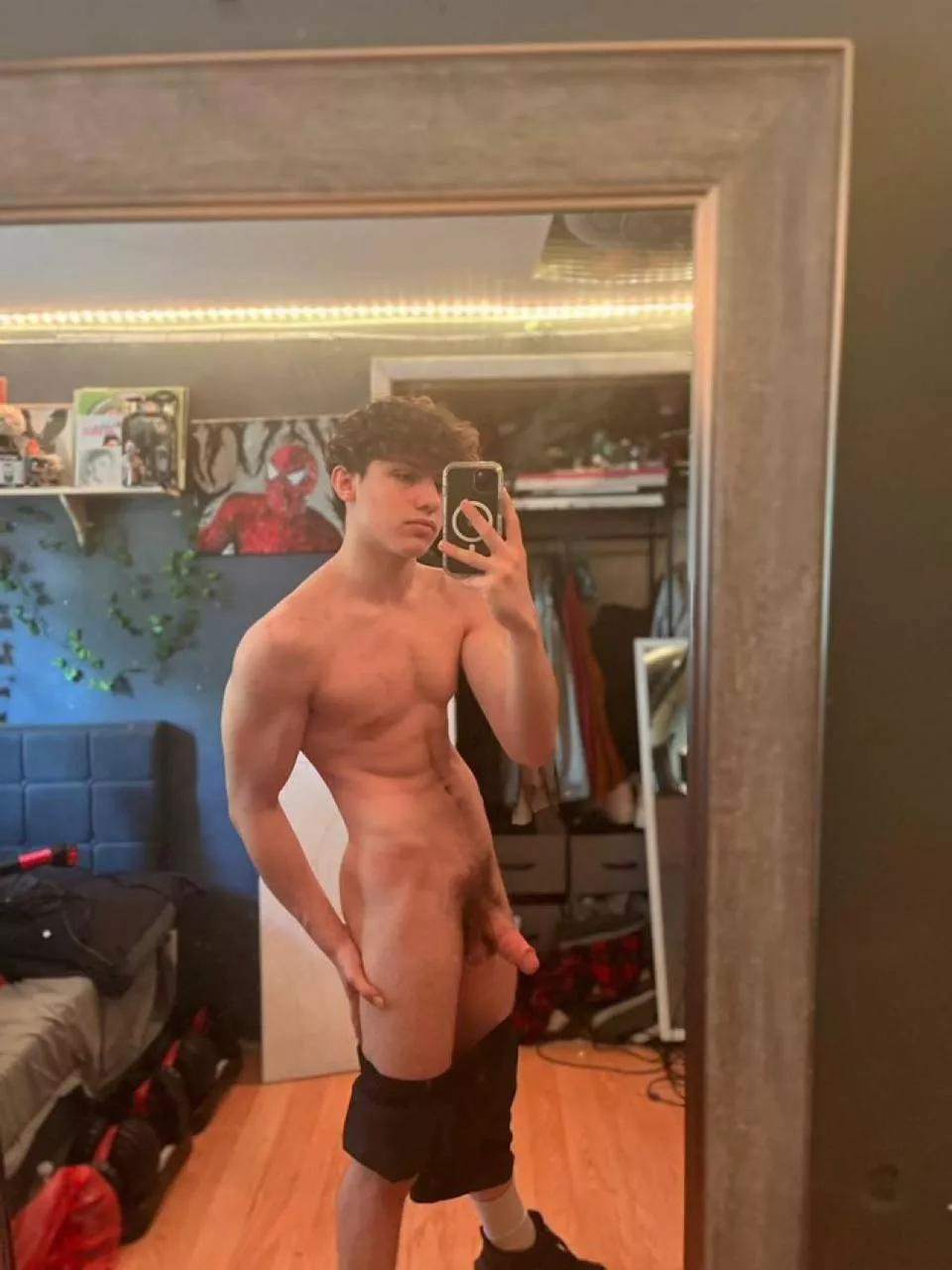 19 into trading other guys nudes and jerking together while we see them, @ricky_castle1