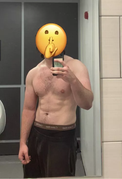 20, bottoms message me with pic and snap ;)