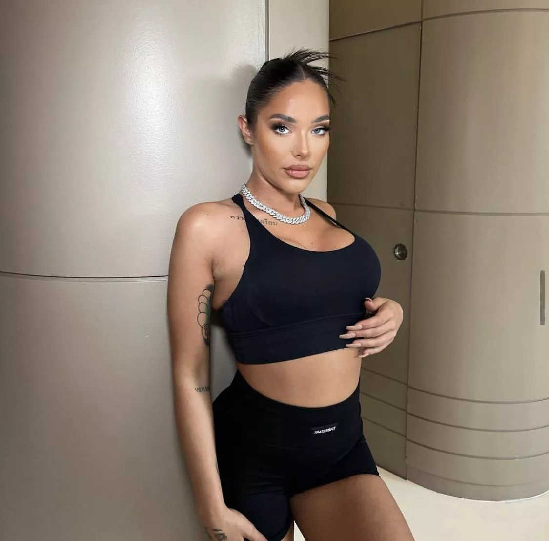 baddie whos cropped...