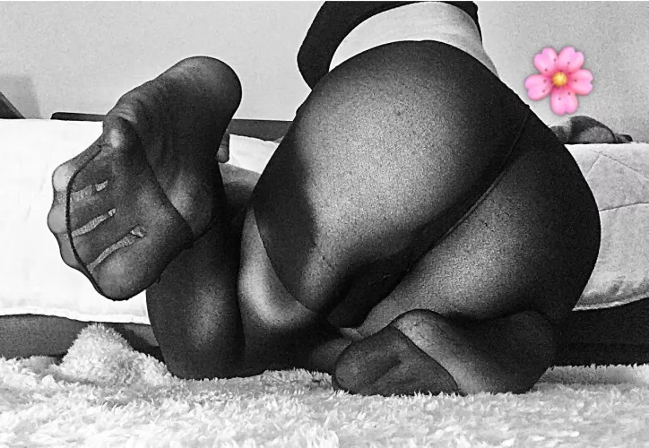 Be careful ! My cute feet are coming towards you 💓