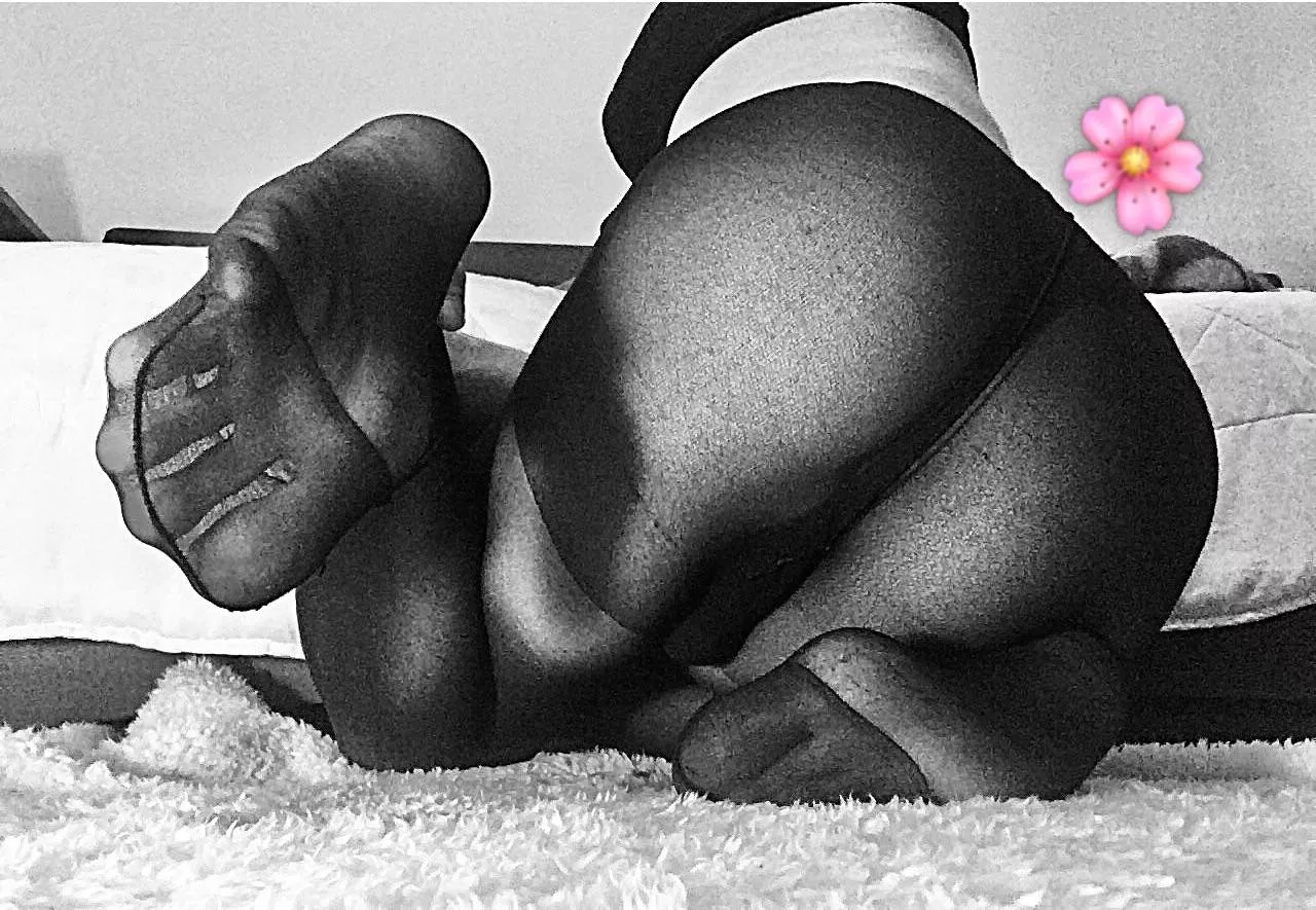 Be careful ! My cute feet are coming towards you 💓