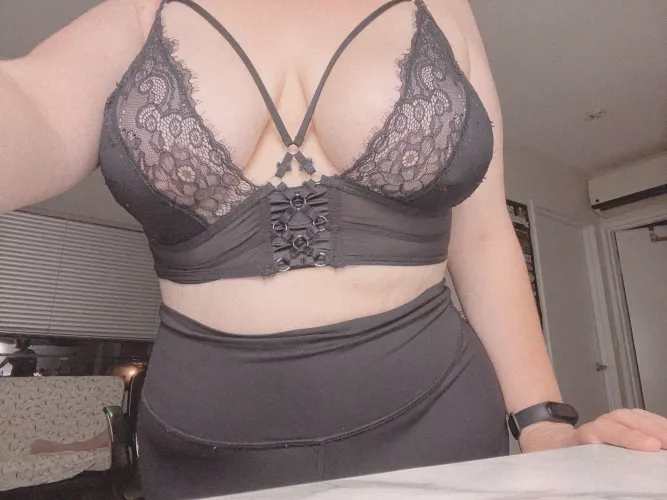 Come over, push me down and play with me 🫢