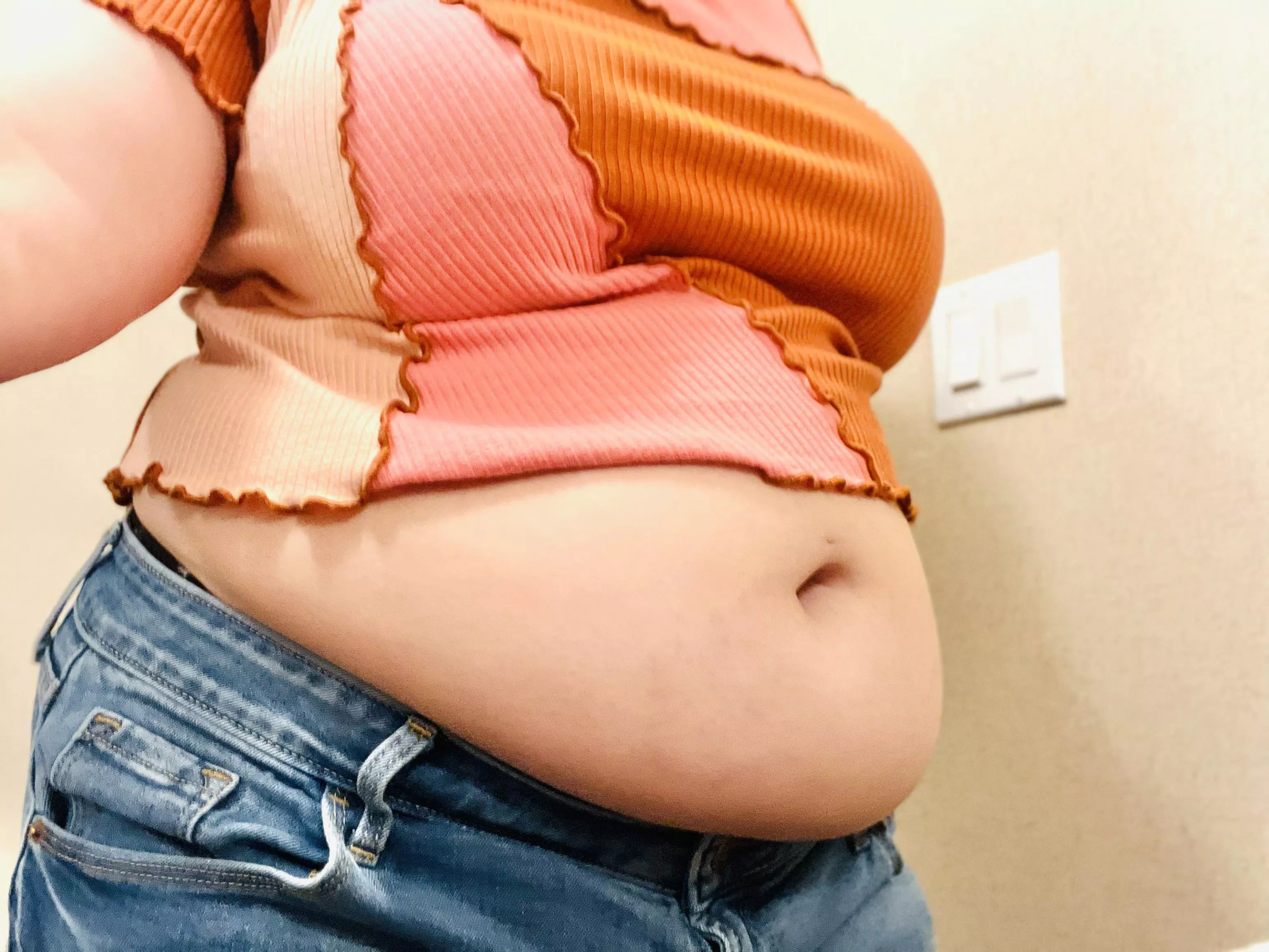 I should be embarrassed of how my fat belly hangs over my jeans, but I proudly flaunt it instead 🤭