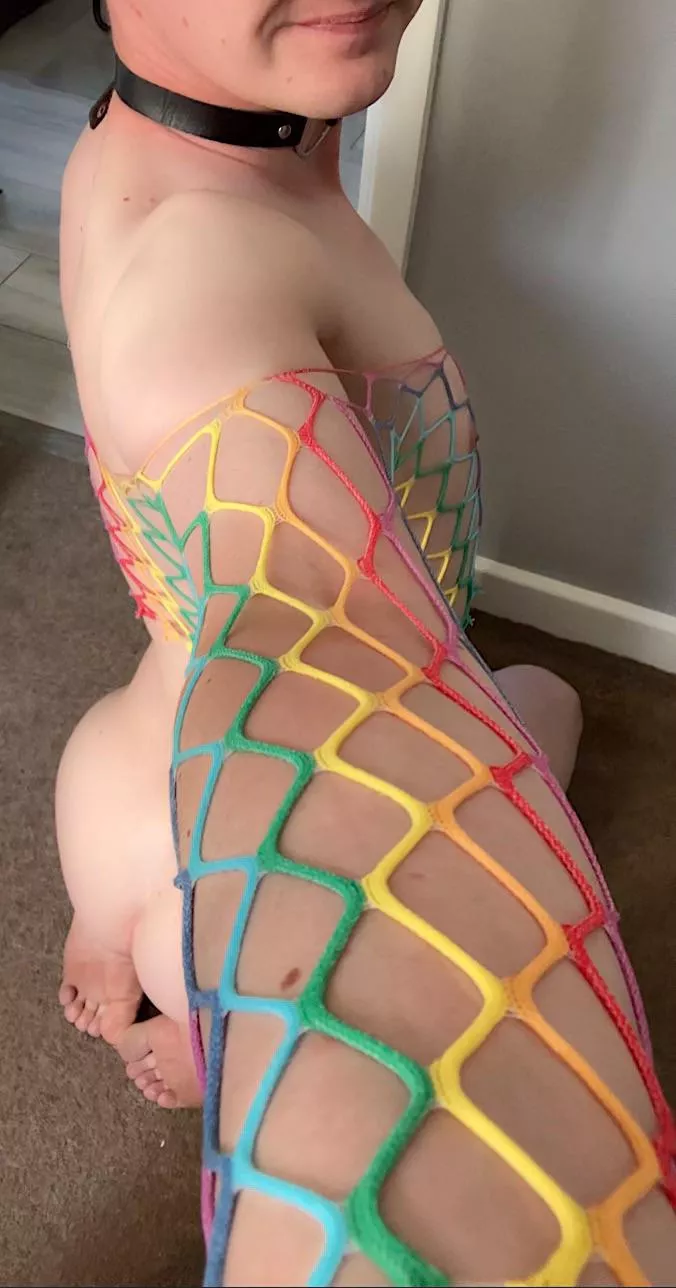 Okay I know you’ve seen this before but I never got enough love for my pretty barefeet the last time and I look so good with a cock in my mouth in this outfit 💕🌈