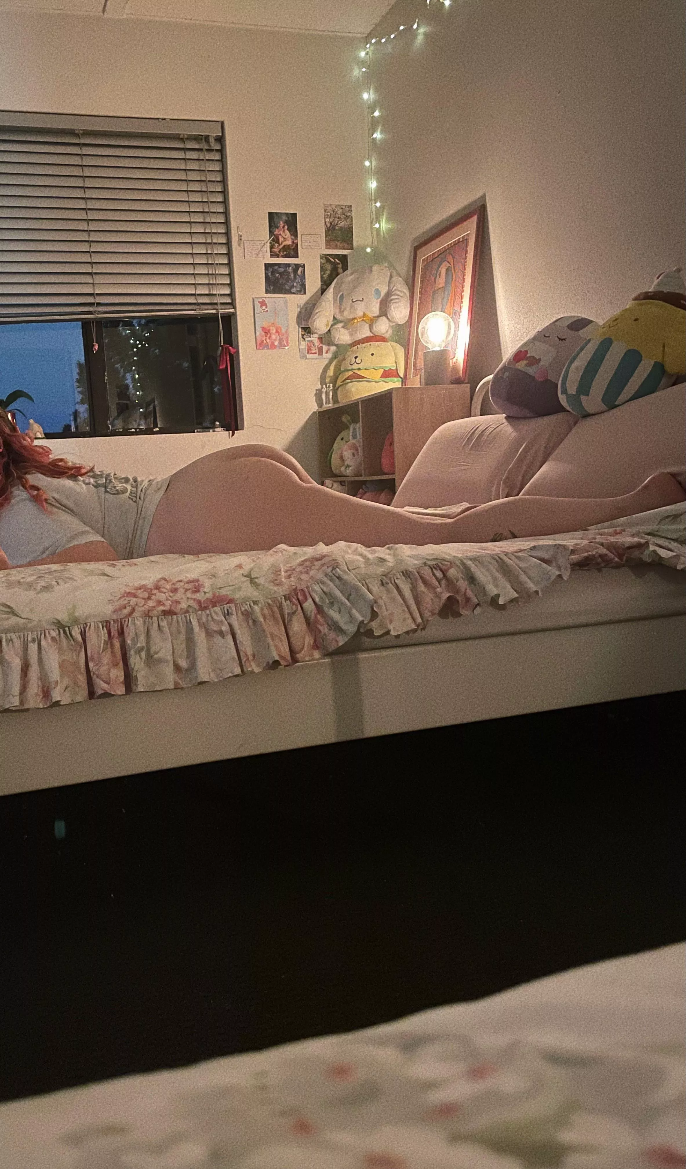 Waiting for someone to come over and use my ass 🍑