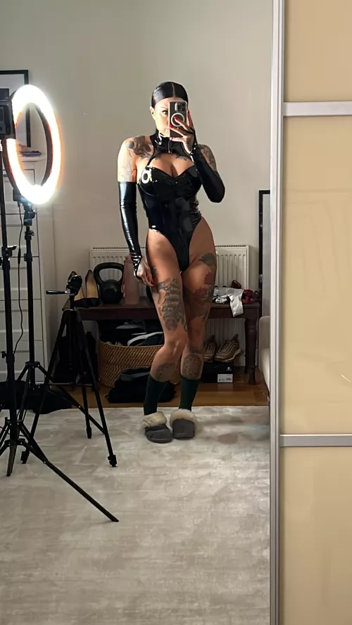 With or without the arm sleeves? 😈