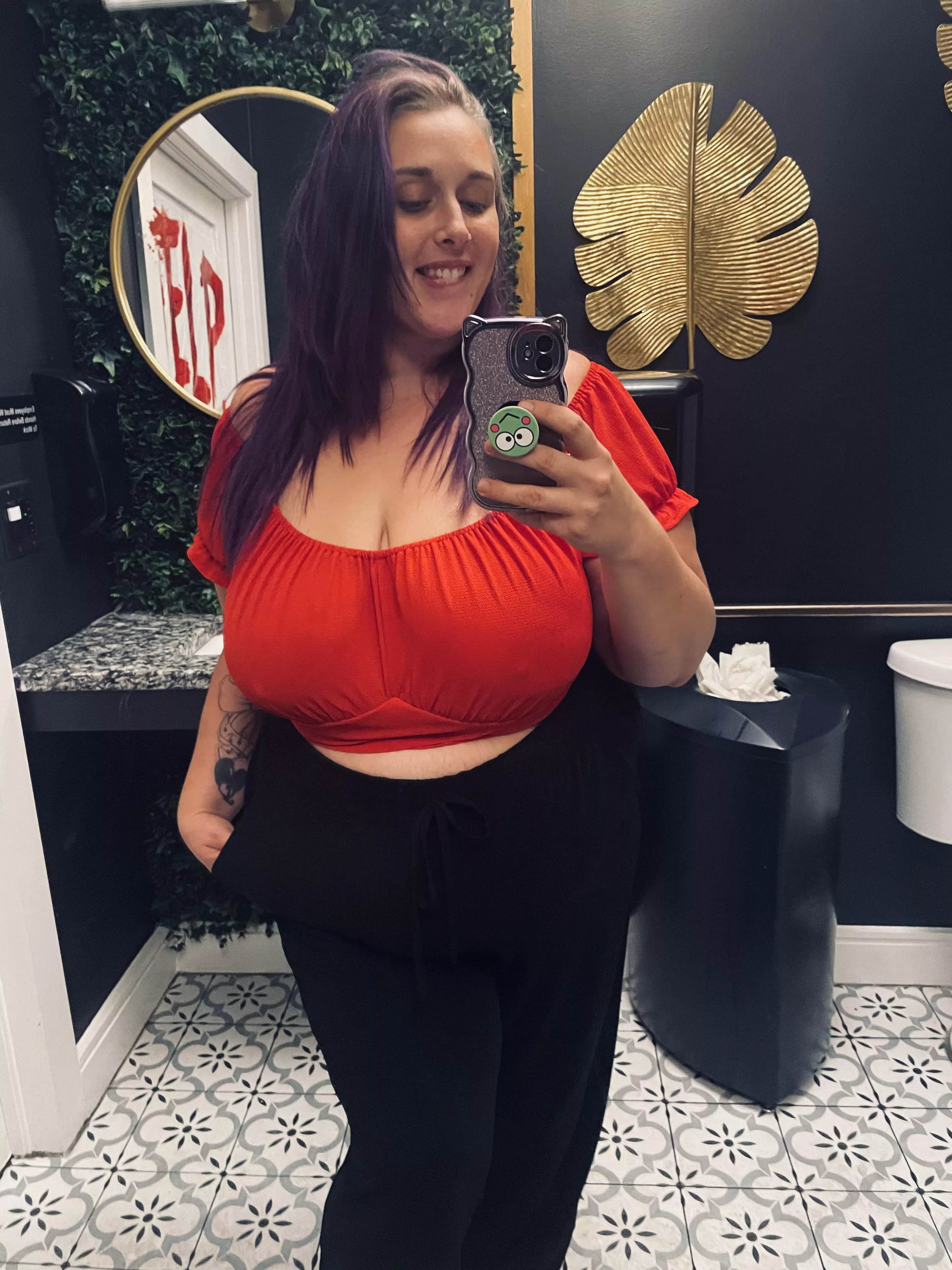 You see me at the bar, what is your first thought? 🥰