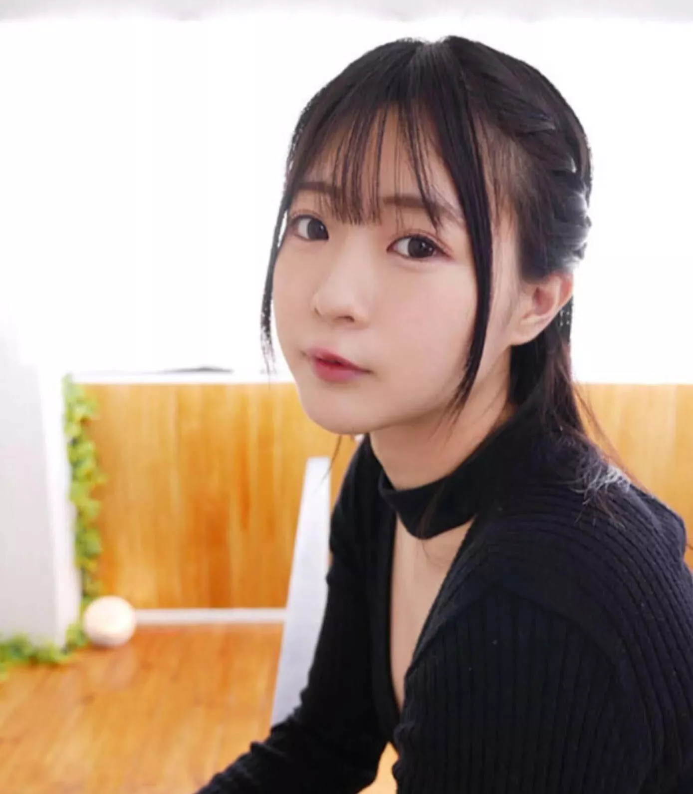 Anyone know her name, pls?