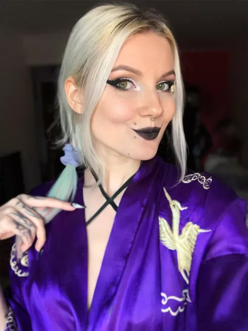 Dark makeup always make me feel pretty 🖤 (F29 OC)