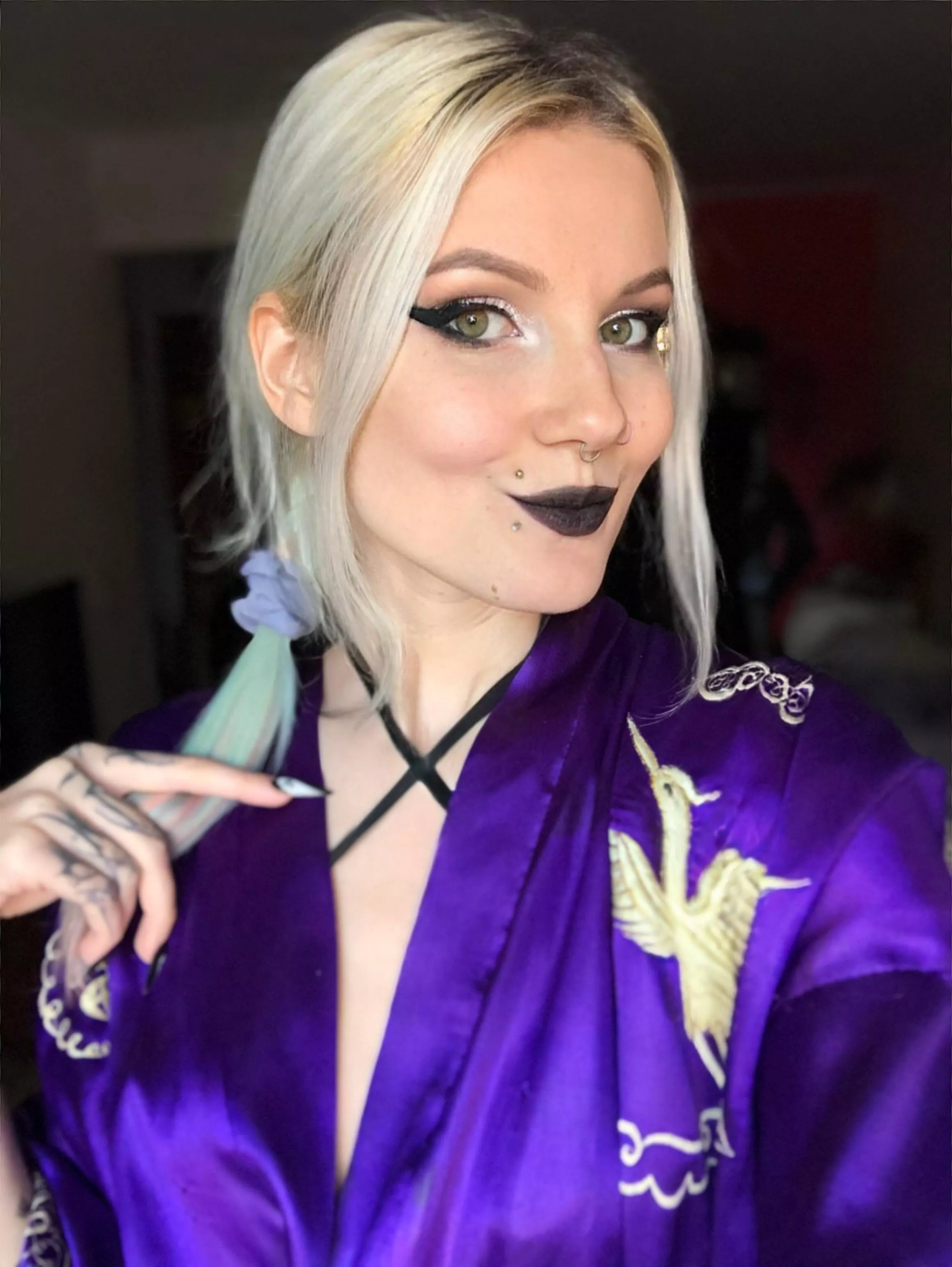 Dark makeup always make me feel pretty 🖤 (F29 OC)