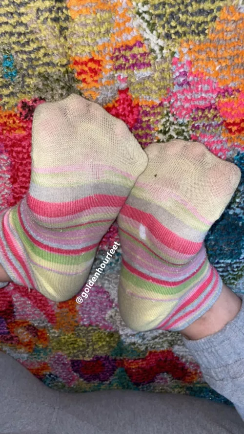 Dm to get on my waitlist, you know you wanna smell my socks irl😈