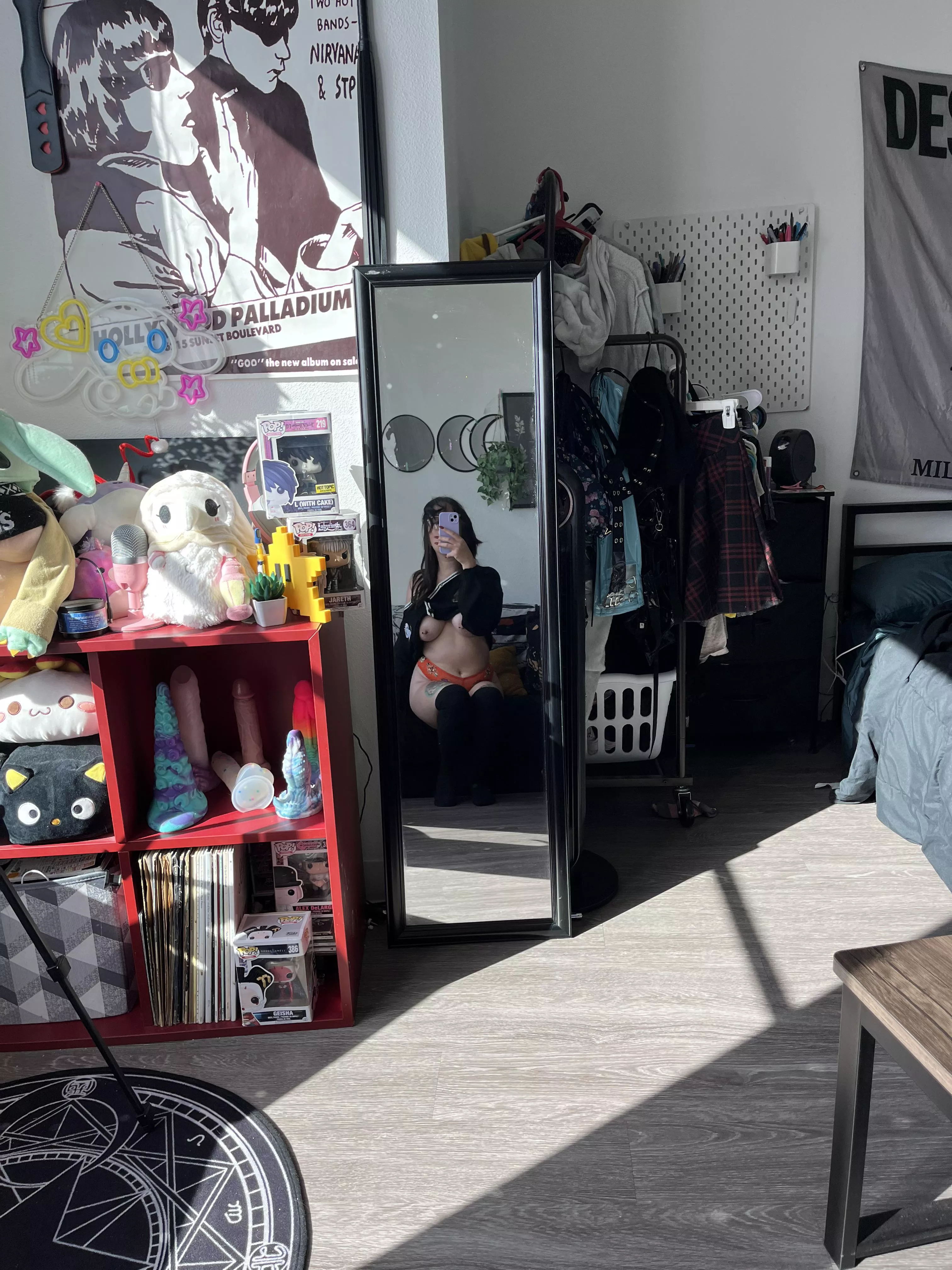 [F]luffy gorl mirror pix