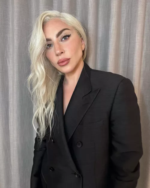 I'm throbbing uncontrollably for Lady Gagas pretty face and I'm desperate to be milked for her