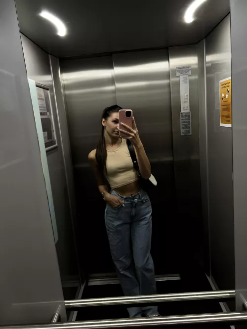 IUTR you like it in the elevator 🤭 ?