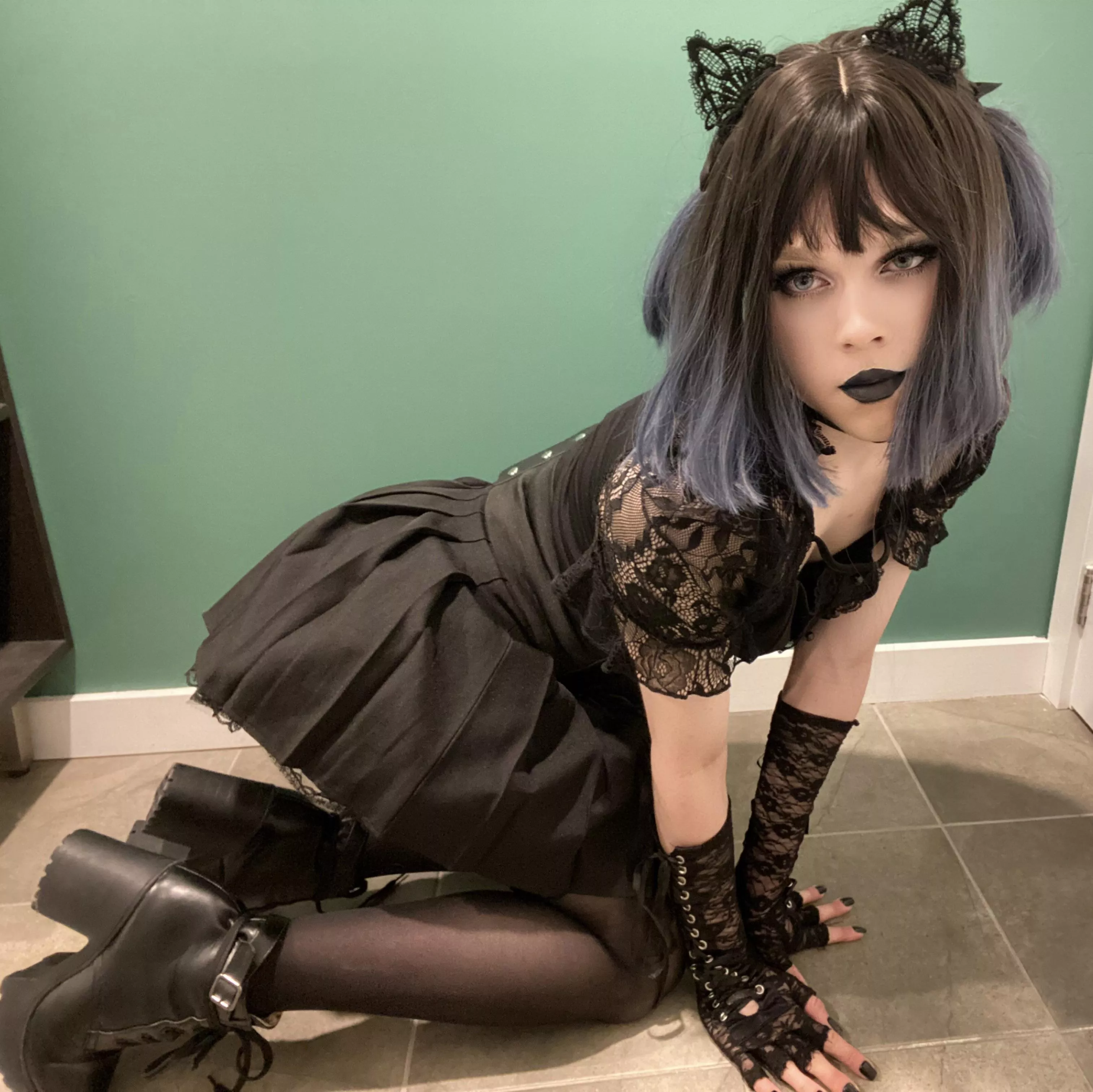 Just a cutesy goth boy wanting some pets🖤🖤