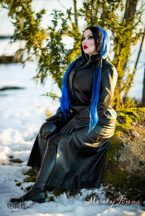 My long leather jacket, gloves and boots 😈🖤