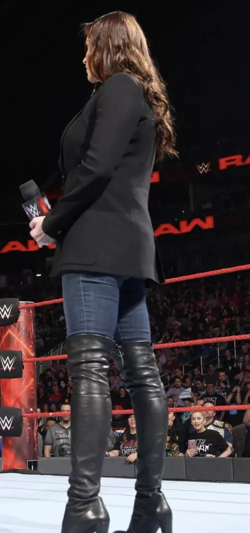 Stephanie McMahon's jeans & boots combo, love it!