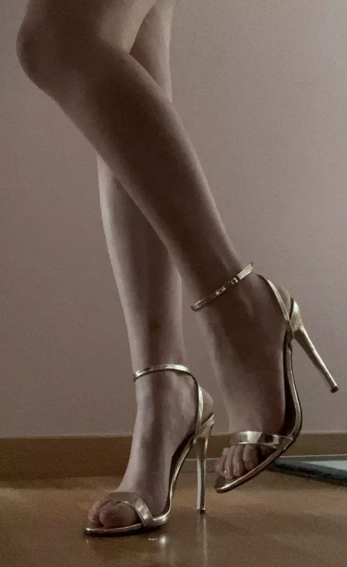 U can never go wrong with gold heels ⭐️