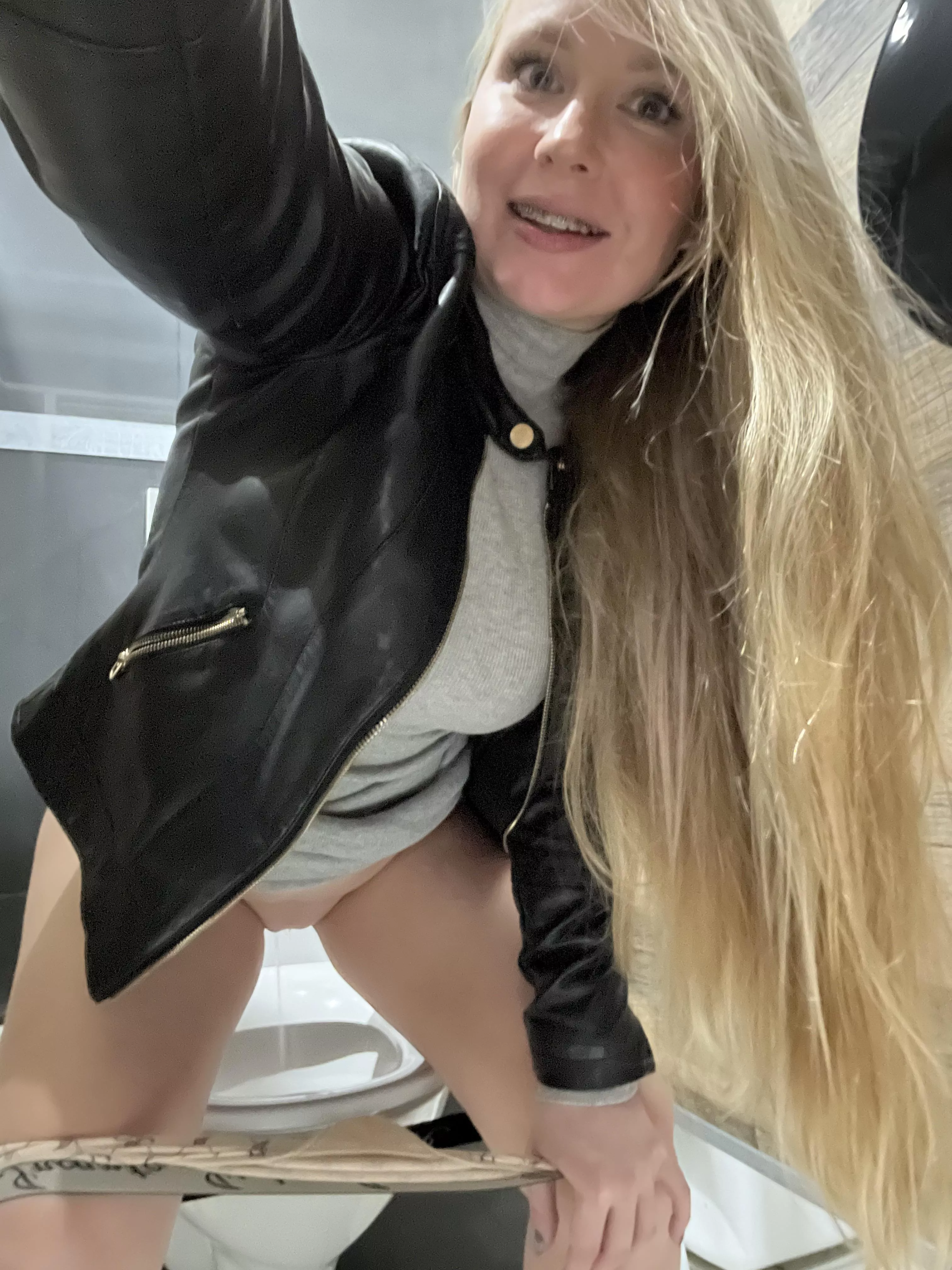 why is there a toilet and not your face?😏