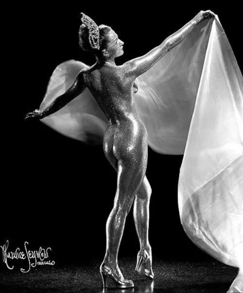 1940s French showgirl 🩶