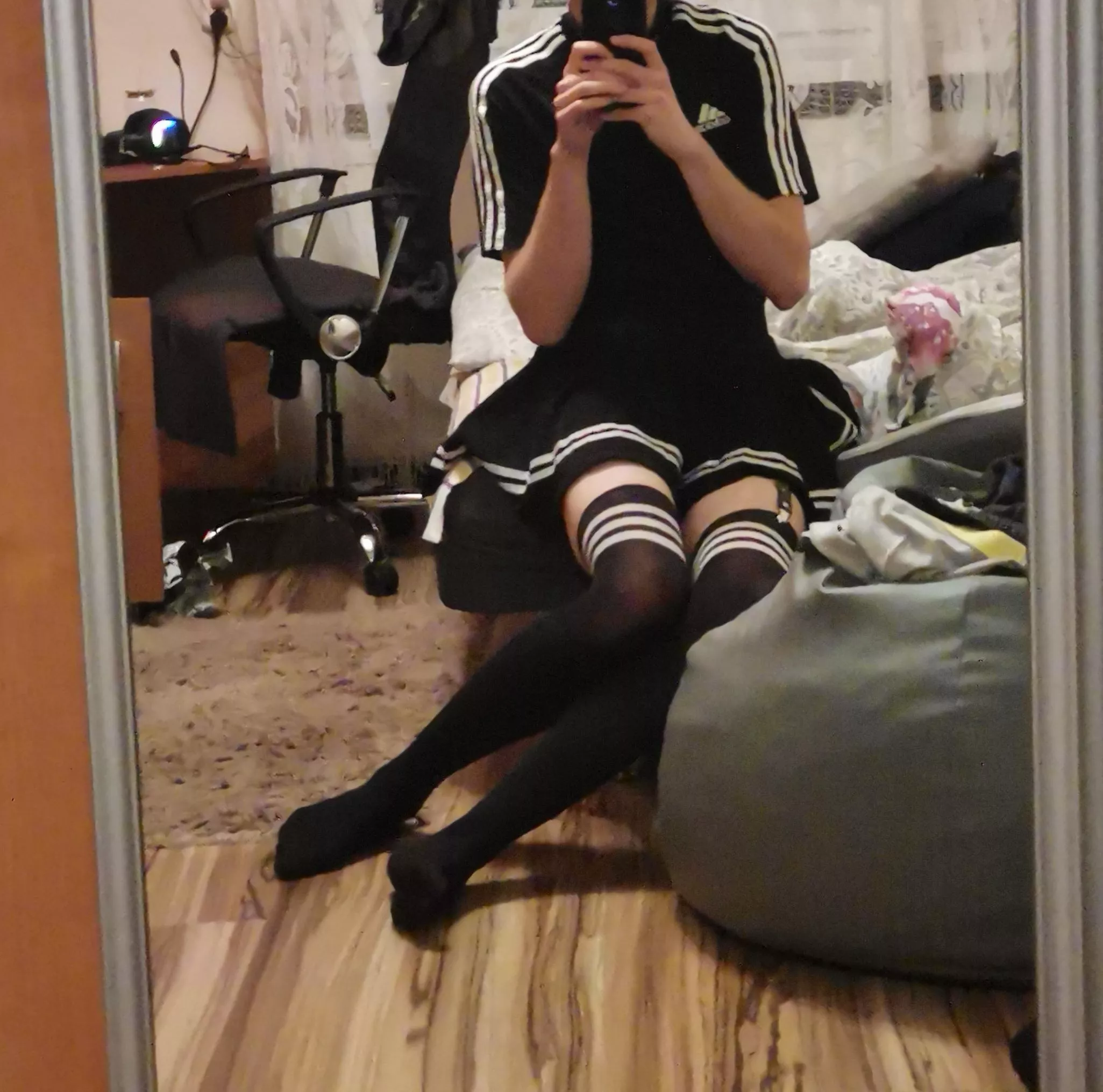 Anyone want to see if I have underwear under my skirt?😋