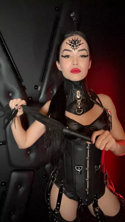 Be a good boy and Naomi might go wild