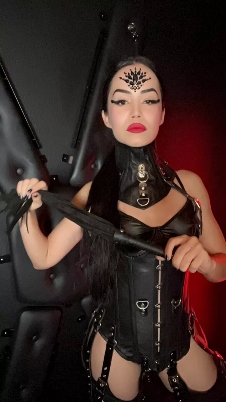 Be a good boy and Naomi might go wild