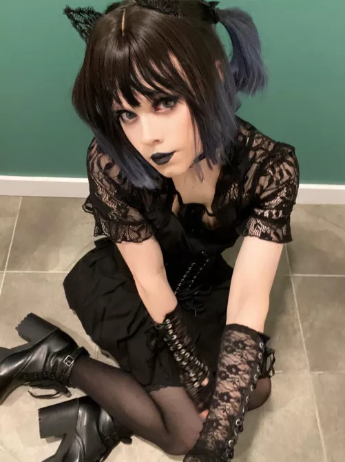 🖤Boys who can do their own makeup are just too cute, dont you think?🖤