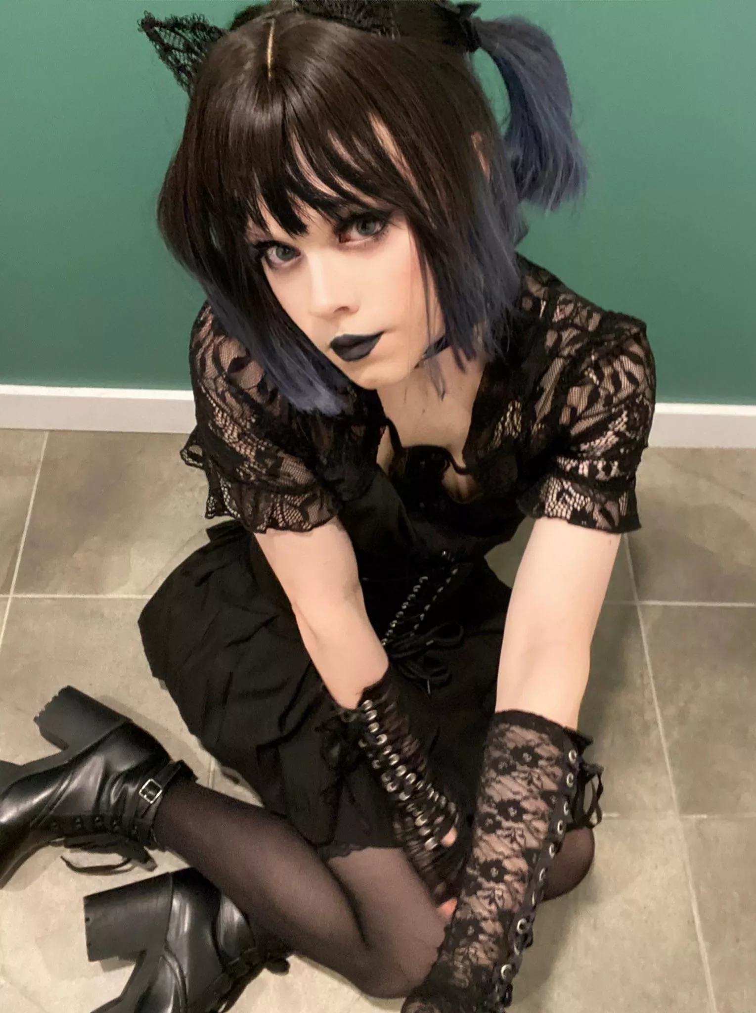 🖤Boys who can do their own makeup are just too cute, dont you think?🖤