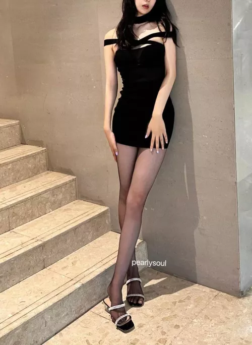 Come play with my Asian flight attendant feet?