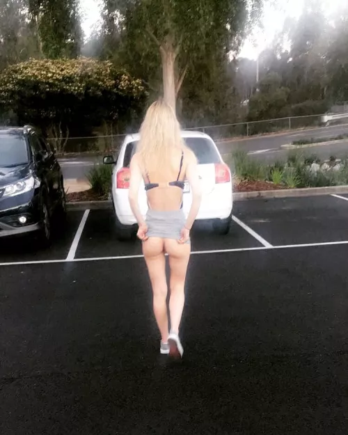 Flashing my ass 🍑 outdoors