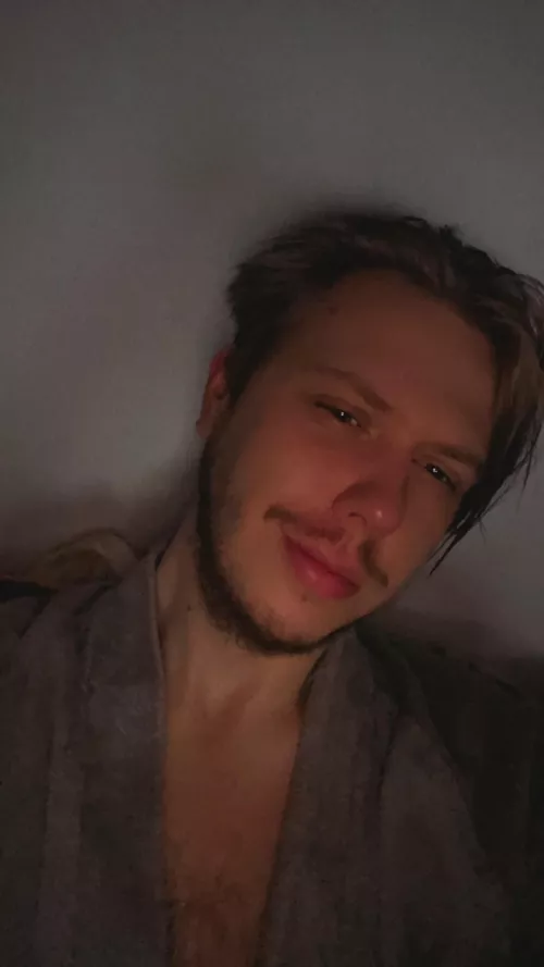 M22 just showered and needing of chatting company :3